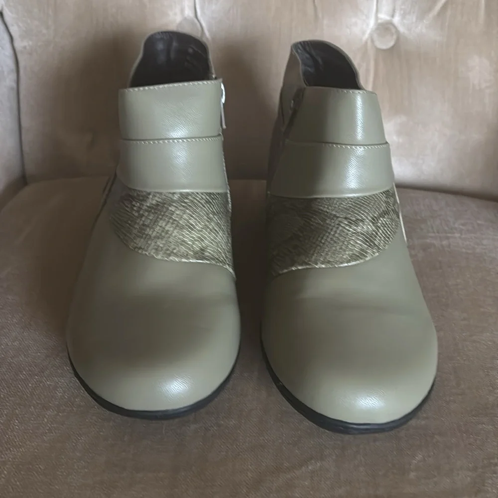 Women’s sz 9 Comfort view Jolene soft sage green booties zip up new - Picture 2 of 8
